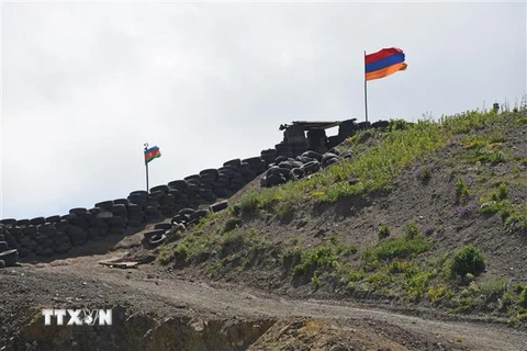 Quốc kỳ Azerbaijan và Armenia tại trạm kiểm soát ở khu vực biên giới giữa hai nước, ngày 18/6/2021. (Ảnh: AFP/TTXVN)