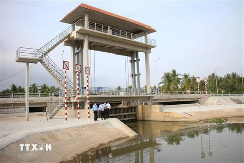 Hệ thống cống tại Bến Tre giúp chủ động điều tiết nước ngăn mặn, trữ ngọt phục vụ sản xuất. (Ảnh: Công Trí/TTXVN)