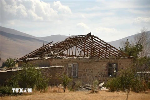 Ngôi nhà bị phá hủy trong cuộc đụng độ giữa các lực lượng Armenia và Azerbaijan, tại Sotk, Armenia, ngày 14/9/2022. (Ảnh: AFP/ TTXVN)