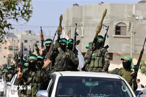 Các tay súng thuộc lữ đoàn Ezz-Al Din Al-Qassam, cánh vũ trang của Hamas, tại Rafah ở Dải Gaza ngày 28/5/2021. (Ảnh: AFP/ TTXVN)