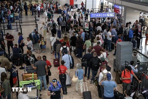 Hành khách tại sân bay Geneva, Thụy Sĩ, ngày 15/6. (Ảnh: AFP/ TTXVN)