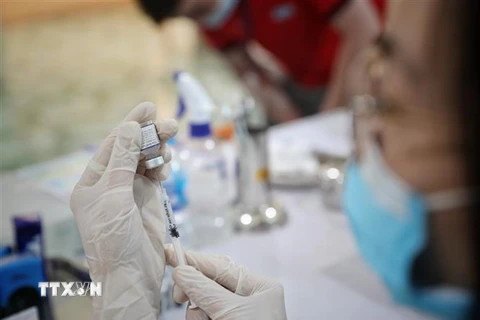 Cán bộ y tế Trung tâm Y tế các khu công nghiệp tỉnh Bắc Giang tiêm vaccine phòng COVID-19 cho người lao động. (Ảnh: Danh Lam/TTXVN)
