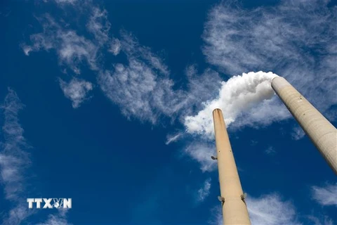 Khí thải phát ra từ một nhà máy điện than ở bang Tây Virginia, Mỹ. (Ảnh: AFP/TTXVN)
