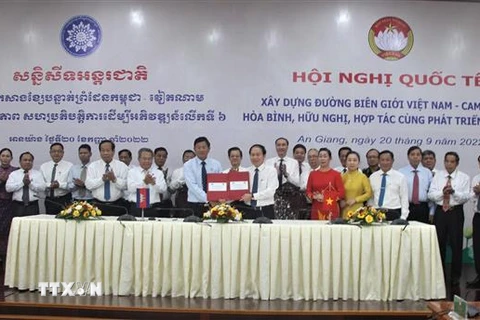Lễ ký Thông cáo chung Kết quả Hội nghị quốc tế xây dựng đường biên giới Việt Nam-Campuchia hòa bình, hữu nghị, hợp tác toàn diện cùng phát triển lần thứ 6, năm 2022. (Ảnh: Thanh Sang/TTXVN)