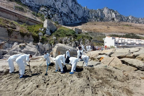 Làm sạch dầu trên bãi biển tại Gibraltar. (Nguồn: maritime-executive.com)