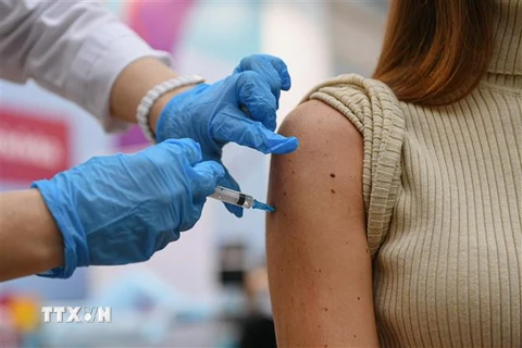 Nhân viên y tế tiêm vaccine phòng COVID-19 cho người dân tại Moskva, Nga, ngày 30/9/2021. (Ảnh: THX/ TTXVN)