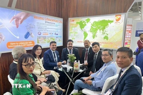 Đoàn doanh nghiệp Việt Nam gặp gỡ một số doanh nghiệp Ấn Độ tại hội chợ triển lãm quốc tế về Dược phẩm và Y tế - IPHEX 2022. (Ảnh: TTXVN phát)