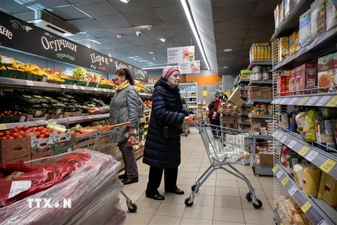 Người dân mua hàng tại siêu thị ở Moskva, Nga, ngày 6/4/2022. (Ảnh: AFP/ TTXVN)