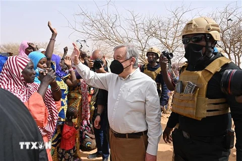 Tổng Thư ký LHQ Antonio Guterres (giữa) thăm trại tị nạn ở Ouallam, Niger ngày 3/5/2022. (Ảnh: AFP/TTXVN)