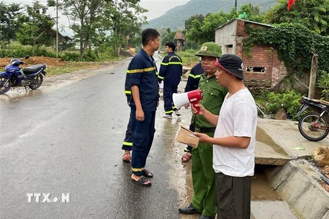 Lực lượng Công an Đà Nẵng giúp dân di tản đến điểm trú bão an toàn. (Ảnh: TTXVN phát)