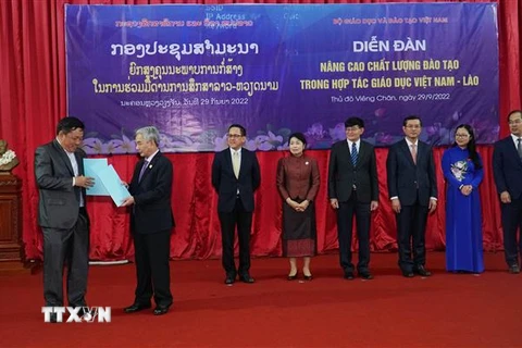 Lễ trao đổi biên bản ghi nhớ và thỏa thuận hợp tác giữa các cơ quan quản lý giáo dục, các trường đại học, cao đẳng Việt Nam và Lào. (Ảnh: Đỗ Bá Thành/TTXVN)