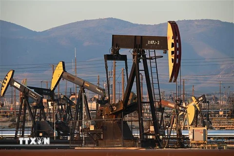 Một giếng dầu tại Kern, California, Mỹ. (Ảnh: AFP/TTXVN)