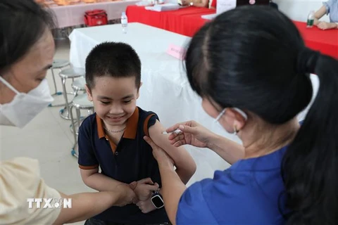 Tiêm vaccine phòng COVID-19 cho trẻ em tại trường Tiểu học Ngô Sỹ Liên, thành phố Bắc Giang (Bắc Giang). (Ảnh: Danh Lam/TTXVN)