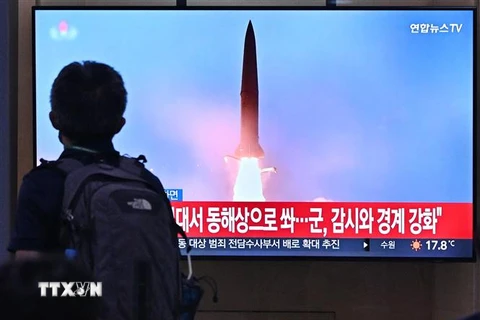 Truyền hình Hàn Quốc đưa tin về vụ phóng tên lửa của Triều Tiên, tại Seoul ngày 29/9/2022. (Ảnh: AFP/TTXVN)