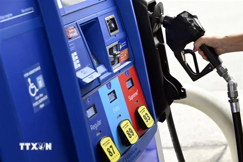 Một trạm xăng ở Arlington, bang Virginia, Mỹ. (Ảnh: AFP/TTXVN)