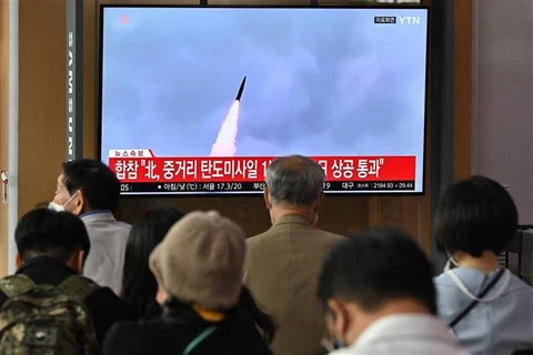 Truyền hình Hàn Quốc đưa tin về vụ phóng tên lửa của Triều Tiên, tại Seoul ngày 4/10/2022. (Ảnh: AFP/TTXVN)