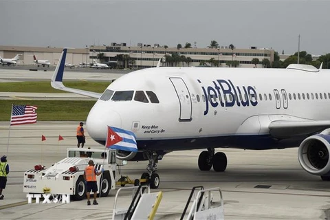Máy bay của Hãng hàng không Mỹ JetBlue chuẩn bị cất cánh trong hành trình tới Cuba, từ sân bay quốc gia Fort Lauderdale, bang Florida (Mỹ). (Ảnh: AFP/TTXVN)