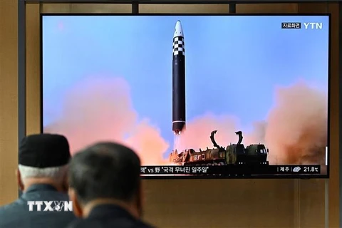 Truyền thông Hàn Quốc đưa tin về vụ phóng tên lửa của Triều Tiên, tại Seoul, ngày 29/9/2022. (Ảnh: AFP/TTXVN)