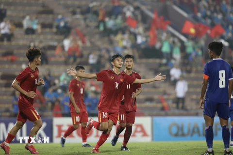 Cầu thủ Huỳnh Văn Danh (số 14, Việt Nam) ghi bàn thắng ấn định chiến thắng 5-0 cho U17 Việt Nam. 