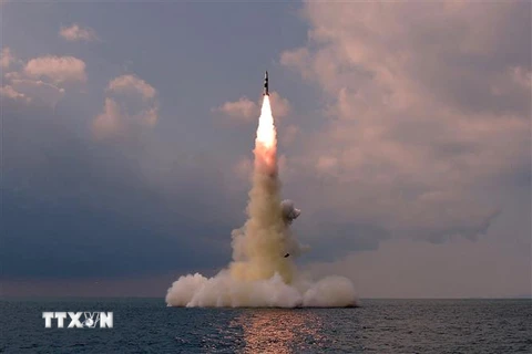 Hình ảnh do Hãng Thông tấn Trung ương Triều Tiên đăng phát ngày 20/10/2021 về một vụ phóng thử tên lửa đạn đạo kiểu mới từ tàu ngầm, tại một địa điểm không được xác định ở Triều Tiên. (Ảnh: AFP/TTXVN)