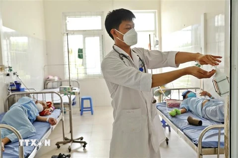 Bác sỹ điều trị cho bệnh nhân COVID-19 nặng tại bệnh viện Phổi Thanh Hóa. (Ảnh: Minh Quyết/TTXVN)