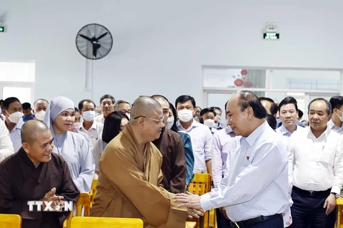 Chủ tịch nước Nguyễn Xuân Phúc tiếp xúc cử tri huyện Hóc Môn. (Ảnh: Thống Nhất/TTXVN)