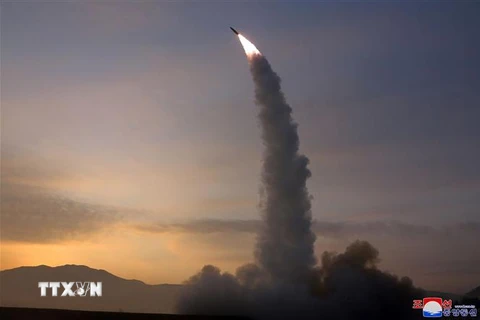 Một vụ phóng thử tên lửa Hokkaido, do đơn vị tác chiến hạt nhân chiến thuật thuộc Quân đội Nhân dân Triều Tiên tiến hành, tại địa điểm không xác định. (Ảnh: AFP/TTXVN)
