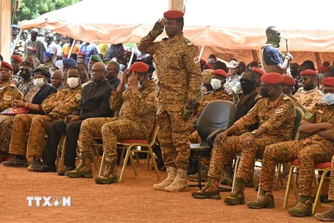 Đại uý Ibrahim Traore (thứ 3, phải, hàng đầu) tại một sự kiện ở Ouagadougou, Burkina Faso, ngày 8/10/2022. (Ảnh: AFP/TTXVN)