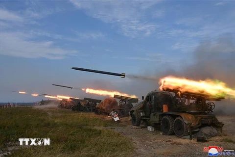 Một cuộc tập trận bắn đạn thật của các đơn vị Quân đội Nhân dân Triều Tiên. (Ảnh: Yonhap/TTXVN)