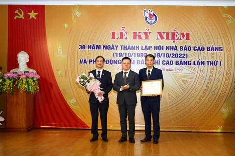 Chủ tịch Hội Nhà báo Việt Nam Lê Quốc Minh trao Bằng khen cho Hội Nhà báo tỉnh Cao Bằng. (Nguồn: baocaobang.vn)