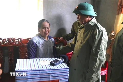 Phó Thủ tướng Chính phủ Lê Văn Thành thăm hỏi, tặng quà cho các hộ dân tại xóm Mỹ Ôn, thôn An Xuân, xã Quảng An, huyện Quảng Điền. (Ảnh: Tường Vi/TTXVN)