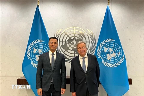 Đại sứ Đặng Hoàng Giang (bên trái) và Tổng thư ký Liên hợp quốc António Guterres. (Ảnh: TTXVN phát)