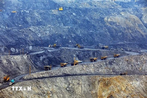 Các phương tiện máy móc của Công ty CP Than Hà Tu-Vinacomin tham gia khai thác than. (Ảnh: Tuấn Anh/TTXVN)