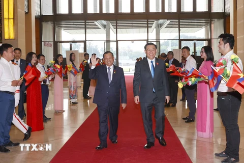 Chủ tịch Quốc hội Vương Đình Huệ đón Chủ tịch Thượng viện Vương quốc Campuchia. (Ảnh: Doãn Tấn/TTXVN)