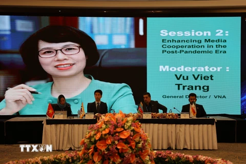 Tổng giám đốc TTXVN Vũ Việt Trang điều hành phiên thảo luận thứ 2 với chủ đề "Thúc đẩy hợp tác truyền thông thời kỳ sau đại dịch". (Ảnh: TTXVN phát)