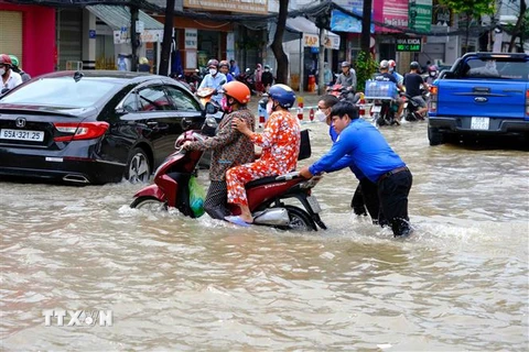 Đường Trần Hưng Đạo, quận Ninh Kiều ngập sâu trong đợt triều cường đầu tháng 10/2022. (Ảnh: Thanh Liêm/TTXVN)