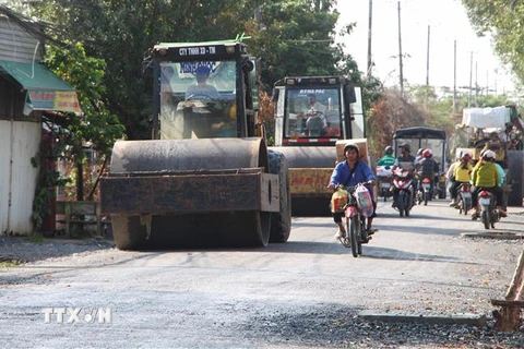 Thi công dự án nâng cấp, mở rộng tuyến đường Lê Hồng Phong, phường 4, thành phố Vị Thanh, Hậu Giang. (Ảnh: Hồng Thái/TTXVN)