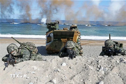 Lực lượng Thủy quân lục chiến Hàn Quốc tiến hành cuộc diễn tập đổ bộ trên bãi biển ở thành phố Pohang ngày 26/10. (Ảnh: Yonhap/TTXVN)