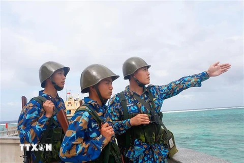Cán bộ, chiến sỹ trên các đảo thuộc huyện đảo Trường Sa luôn sẵn sàng chiến đấu, tuần tra, canh gác bảo đảm an toàn. (Ảnh: TTXVN phát)