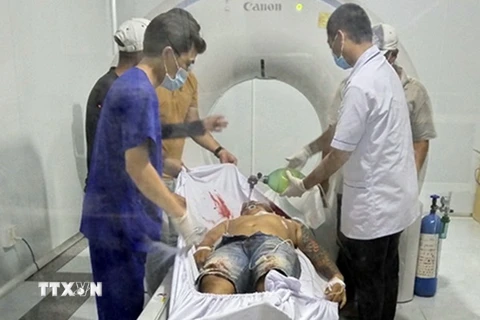 Các nạn nhân được cấp cứu tại Trung tâm Y tế thành phố Phú Quốc. (Ảnh: TTXVN phát)