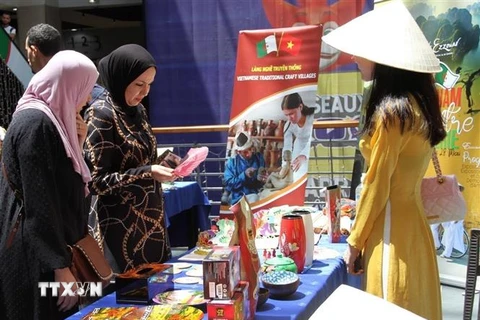Đại sứ quán Việt Nam tại Algeria tổ chức khai mạc triển lãm ảnh và không gian trưng bày, giới thiệu các sản phẩm hàng hóa Việt Nam đến với người dân Algeria (2022). (Ảnh: Trung Khánh/TTXVN)