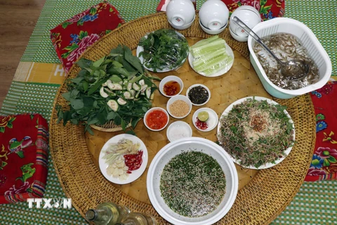 Gỏi tôm sông Đà là món ăn được đồng bào dân tộc Thái dành để thiết đãi khách quý khi đến nhà. (Ảnh: Hữu Quyết/TTXVN)