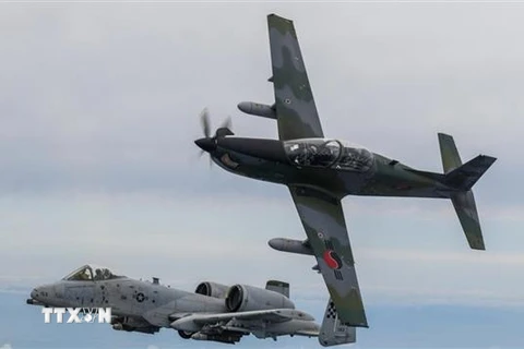 Máy bay chiến đấu KA-1 của Hàn Quốc (phía trên) và máy bay chống tăng A-10 của Mỹ trong cuộc tập trận không quân chung Buddy Wing, ngày 15/7/2022. (Ảnh: Yonhap/TTXVN)