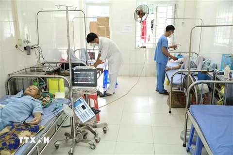 Bác sỹ điều trị cho bệnh nhân COVID-19 nặng tại bệnh viện Phổi Thanh Hoá. (Ảnh: Minh Quyết/TTXVN)