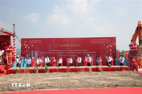 Các đại biểu thực hiện nghi lễ khởi công nhà ở xã hội đồi Ngân Hàng, thành phố Hạ Long (Quảng Ninh). (Ảnh: Thanh Vân/TTXVN)