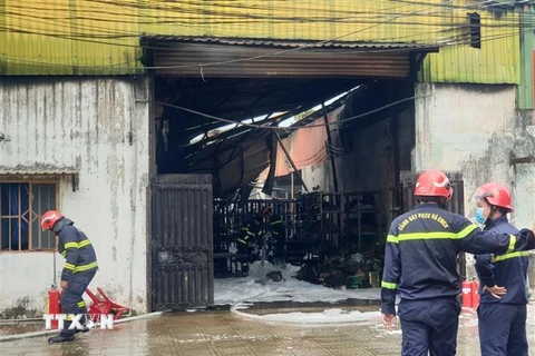 Hiện trường cháy nhà xưởng băng keo tại thành phố Thuận An. (Ảnh: Huyền Trang/TTXVN)