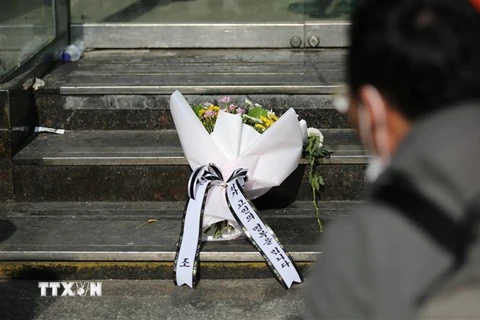Đặt hoa tưởng niệm các nạn nhân thiệt mạng trong vụ giẫm đạp tại Seoul, Hàn Quốc, ngày 30/10. (Ảnh: THX/ TTXVN)