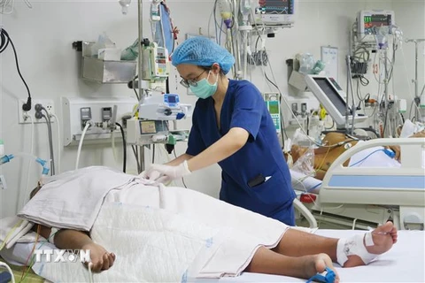 Bệnh nhân mắc sốt xuất huyết nặng đang được điều trị tại Khoa Cấp cứu-Hồi sức tích cực-Chống độc người lớn, Bệnh viện Bệnh Nhiệt đới Thành phố Hồ Chí Minh. (Ảnh: Đinh Hằng/TTXVN)