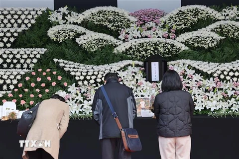Người dân tưởng niệm các nạn nhân thiệt mạng trong thảm kịch giẫm đạp tại Itaewon, Seoul, ngày 31/10. (Ảnh: Yonhap/TTXVN)