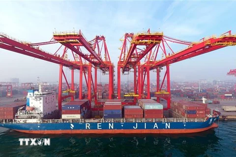 Cảng container ở Nhật Chiếu, tỉnh Sơn Đông, Trung Quốc, ngày 26/1. (Ảnh: THX/TTXVN)